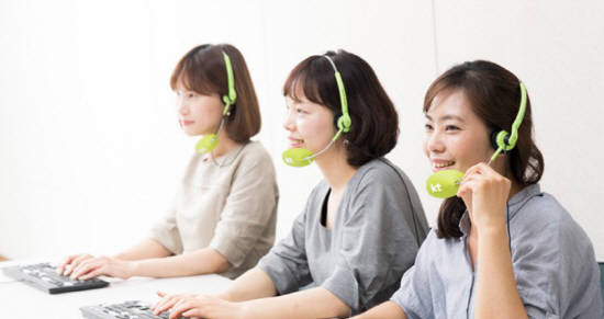KT콜센터 상담사가 직접 발명한 소리증폭기 '소리모아'를 착용하고 있는 상담사들의 모습이예요. ⓒ KT CS