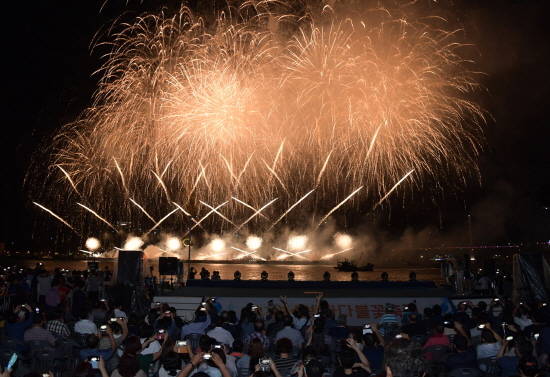 8월12일 오후 전남 여수시 장군도 앞 해상에서 열린 제2회 여수 밤바다 불꽃축제에서 화려한 불꽃이 여수 밤바다를 수놓고 있어요. ⓒ 여수시
