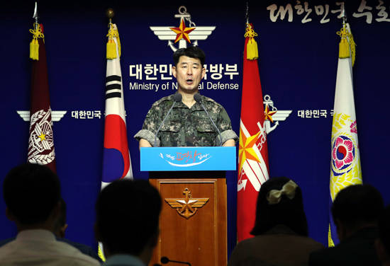 노재천 합동참모본부 공보실장이 29일 오전 서울 용산구 국방부에서 북한의 탄도미사일 발사 도발과 관련한 브리핑을 진행했다. 합동참모본부는 "북한이 오늘 오전 5시 57분경 평양시 순안 일대에서 불상 탄도미사일 1발을 동쪽 방향 일본 상공을 지나 북태평양 해상으로 발사했다"며 "비행거리는 약 2천700여km, 최대고도는 약 550여km로 판단했으며 추가 정보에 대해서는 한미가 정밀 분석 중"이라고 밝혔다. ⓒ 뉴스1