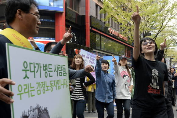 감정노동자를 보호해 달라는 홍보 캠페인 모습이예요. 사진은 2014년 서울 명동의 행사 모습이예요. 행사는 감정노동자들에게 지나친 친절을 요구하고, 나쁜 말과 행동, 성적인 농담 등을 하지 말아 달라고 열렸어요. ⓒ뉴스1