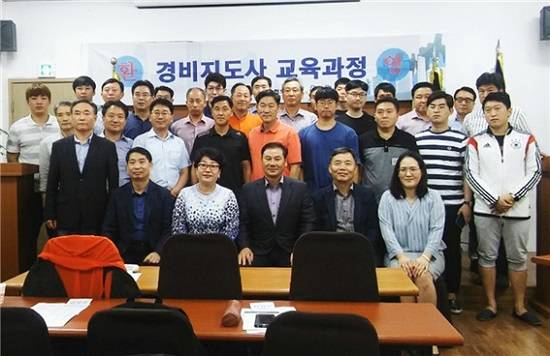 1일 휴먼서비스교육협의회 평생교육원에서 개최된 경비지도사 과정 입교식에서 관계자 및 제대군인 교육생들이 필승을 다짐하고 있다. ⓒ 서울제대군인지원센터