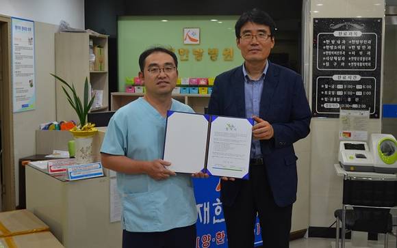 선재한방병원 김상훈 대표원장(사진 왼쪽)이 첨단종합사회복지관과 서로 힘을 합해 마을 주민들을 돕기로 약속했어요. ⓒ 첨단종합사회복지관