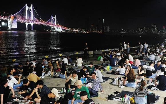 여름철에 무더위가 계속되는 밤이 되면 잠을 이루지 못하는 사람들이 많아요. ⓒ 뉴스1