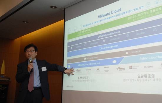 전인호 VMware Korea 사장이 모든 클라우드 및 디바이스에서 어떤 애플리케이션이든 실행, 관리할 수 있는 VMware Cloud에 대해 설명하고 있다. ⓒ VMware Korea