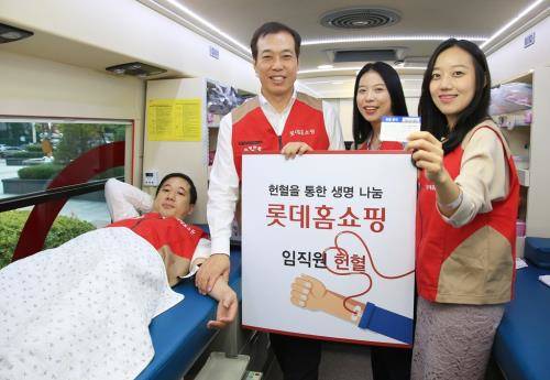 롯데홈쇼핑 양평동 본사에서 롯데홈쇼핑 이완신 대표이사(왼쪽 두번째)를 비롯한 직원들이 직접 헌혈에 참여하고 기념사진을 촬영하고 있다. ⓒ 롯데홈쇼핑