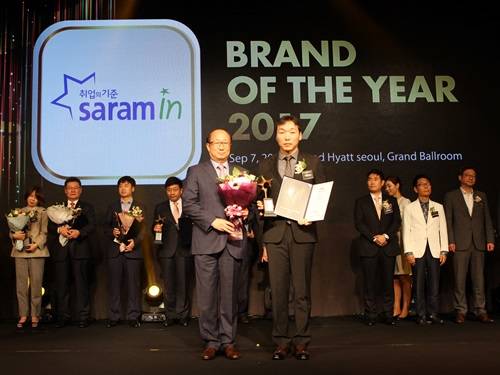 취업포털 사람인이 구직자들에게 차별화된 기술을 선도적으로 제공해 2017 올해의 브랜드대상 취업포털 부문 6년 연속 대상 수상의 영예를 안았다. ⓒ 사람인