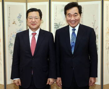 박춘섭 조달청장(좌)이 임명 후 이낙연 총리(우)와 기념촬영을 하고 있다. ⓒ 뉴스1