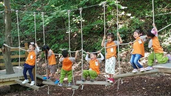 어린이들이 유아숲에 만들어진 체육 시설을 이용하고 있는 모습이예요. 사진은 용인시에 만들어진 유아숲 모습이예요. ⓒ 용인시