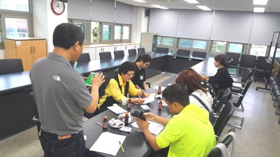 서울 중구 다산동 주민자치위원회의 추천을 받은 이 지역 발달장애인 감수위원단이 휴먼에이드 감수코치와 함께 감수활동을 하고 있다. ⓒ 휴먼에이드