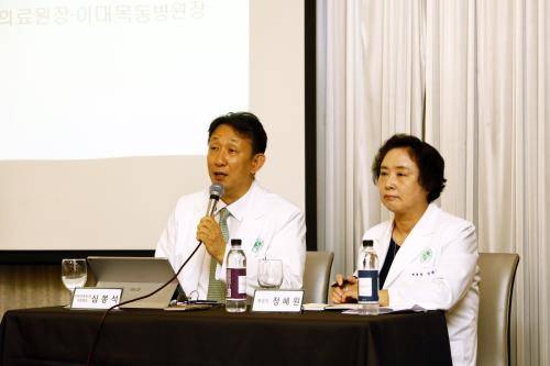 이화의료원은 13일 심봉석 이화여자대학교 의무부총장 겸 의료원장(왼쪽)과 정혜원 이대목동병원장 기자간담회를 열어 서울 마곡지구에 건축하고 있는 '이대서울병원'의 세부 운영 계획을 밝혔다. ⓒ 이화의료원