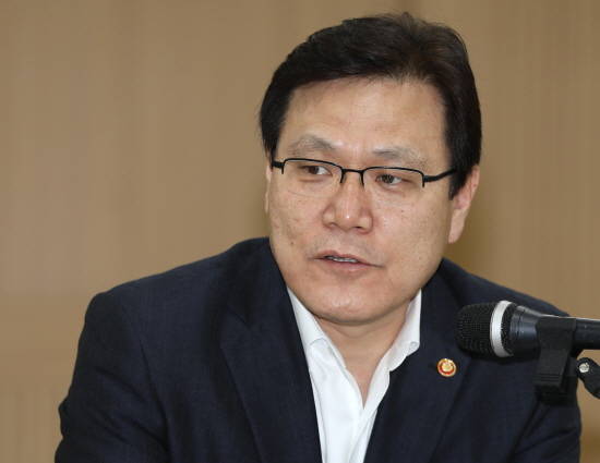최종구 금융위원장이 은성수 신임 수출입은행장의 취임을 막고있는 수은 노조를 강하게 질타했다. ⓒ 뉴스1