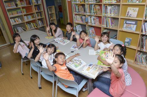 제주 보목초등학교 학생들이 뉴스킨 희망도서관 지원사업으로 새롭게 단장된 교내 도서관에서 즐거운 시간을 보내고 있다. ⓒ 뉴스킨코리아