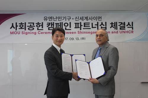 유엔난민기구 한국대표부 사무소에서 조병하 신세계사이먼 대표이사(왼쪽)와 유엔난민기구 나비드 사이드 후세인 대표가 전 세계 난민들을 위한 사회공헌 파트너십을 체결하고 기념촬영을 하고 있다. ⓒ 신세계사이먼