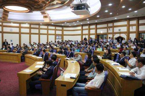 국회경제재도약 포럼은 13일 '농축수산업 및 식품산업 활성화를 위한 대·중·소 유통 상생협력 방안'이라는 주제로 국회의원회관 제1소회의실에서 세미나를 개최했다. ⓒ 정운천 의원실