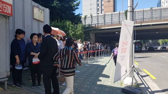 지난 15일 서초 센트럴 아이파크 견본주택 입구. 예비 청약자들이 견본주택 관람을 위해 줄을 서 있다. ⓒ 프라임경제