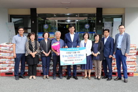 장흥식자재마트는 최근 2000만원 상당의 성품을 기탁했다. ⓒ 장흥군