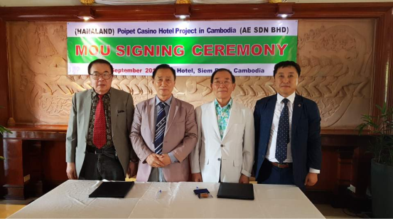 김철호 하나랜드 회장(오른쪽에서 두 번째)과 엄재경 총괄이사(오른쪽 첫 번째)가 말레이시아 유럽 투자은행 관계자들과 투자 양해각서(MOU)를 체결한 뒤 기념사진을 찍고 있다. ⓒ 하나랜드