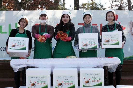 지난해 12월 2일 경기 용인에 위치한 엘리시안 러닝센터에서 GS건설 임직원들이 김지 나눔 봉사 활동을 펼쳤다. ⓒ GS건설