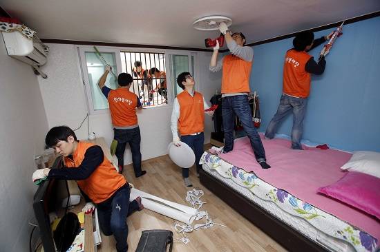 한화건설 봉사단이 주거환경개선 사회공헌활동을 진행하고 있는 모습. ⓒ 한화건설