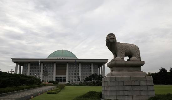 문재인정부 출범 이후 첫 국정감사를 앞둔 지난 달 27일 서울 여의도 국회의사당. ⓒ 뉴스1