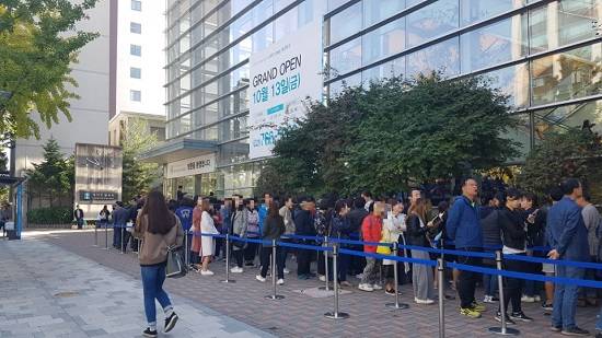 13일 오전 10시 서울 종로 운니동 래미안갤러리 앞. 래미안DMC루센티아 견본주택을 둘러보기 위한 예비 청약자들이 대기하고 있다. = 남동희 기자