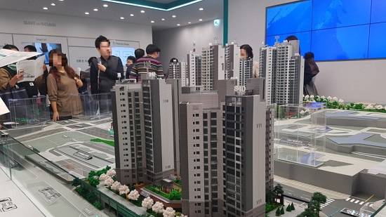 견본주택에 마련된 래미안DMC루센티아 단지 구성도. 110동과 111동은 타 동들보다 남동쪽에 위치한다. = 남동희 기자