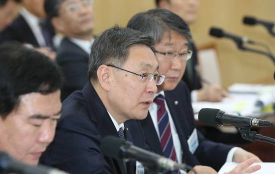 강영일 한국철도시설공단 이사장이 20일 오전 대전 동구 한국철도공사에서 열린 국회 국토교통위의 한국철도공사, 한국철도시설공단에 대한 국정감사에서 의원들의 질의에 답변을 하고 있다. ⓒ 뉴스1