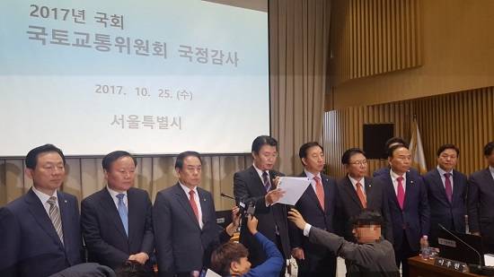 국회 국토교통위원회 소속 자유한국당 국회의원들이 25일 12시25분 서울시청 3층 회의실에서 정용기 한국당 의원이 박원순 서울시장 측 인사에게 협박 당한 정황이 담겨있는 녹취록을 일부 공개하며 국정감사장에서 관련 사항을 명백히 밝혀야 한다고 주장하고 있다. 왼쪽 네번째가 정용기 자유한국당 의원. = 남동희 기자