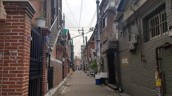 미아 16구역 일대. 저층 건물들 사이로 이런 좁은 골목들이 길고 복잡하게 이어졌다. 차량 1대가 지나가기 어려운 상황이다. = 남동희 기자