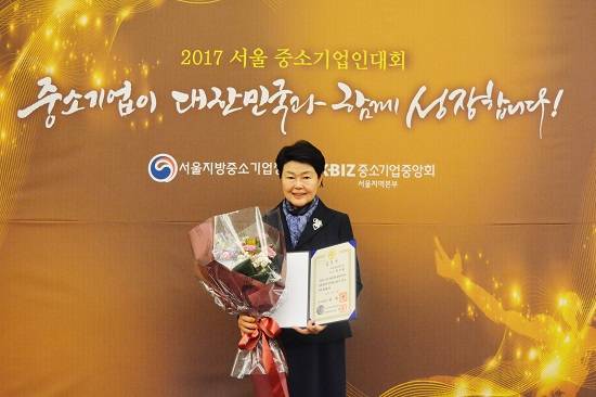 이수연 제이앤비컨설팅 대표가 가족친화경영, 여성 일자리 창출을 위해 노력한 점을 인정받아 국무총리 표창을 수상했다. ⓒ 제이앤비컨설팅