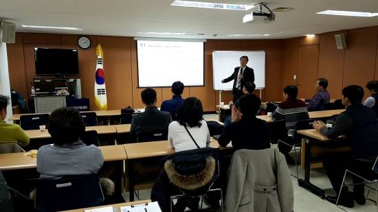 21일 서울제대군인지원센터 교육장에서 '당신의 행복수명은 몇 세인가'를 주제로 실시한 김준호 강사의 특강을 제대군인과 가족들이 경청하고 있다. ⓒ 서울제대군인지원센터