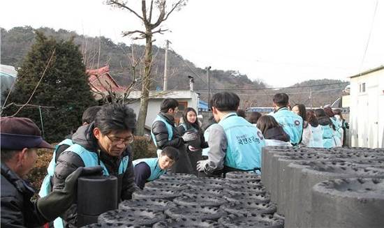 지난 4일 국민건강보험공단 신입 직원과 인재개발원 직원들이 연탄 1만장을 25세대에 배달하고 있다. ⓒ 국민건강보험공단