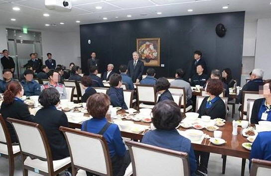김용익 건보공단 이사장이 10일 취임 후 공단 내부 첫 공식행사로 비정규직 근로자와의 소통 간담회를 실시했다. ⓒ 국민건강보험공단