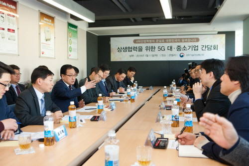 유영민 과학기술정보통신부 장관이 11일 오후 경기도 성남시 분당구 콘텔라에서 열린 '상생협력을 위한 5G 중소기업 간담회'에 참석해 의견을 나누고 있다. ⓒ 과학기술정보통신부