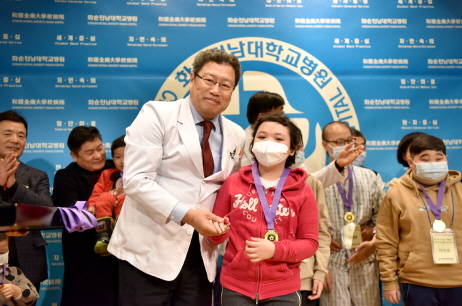 화순전남대병원에서 소화암 치료를 받고 완치판정을 받은 박 모양과 정신원장. ⓒ 화순전남대병원