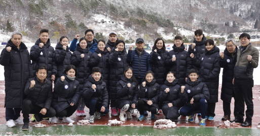 몽골 육상 선수들이 전달받은 훈련복을 착용하고 기념사진을 촬영 중이다. ⓒ 진도군