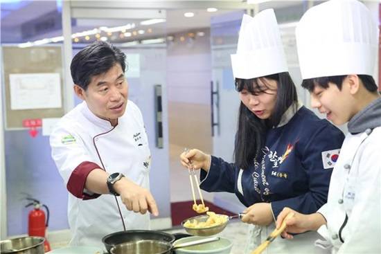 이연복 한국호텔관광실용전문학교 교수가 호텔조리학과 학생들을 지도하고 있다. ⓒ 한국호텔관광실용전문학교