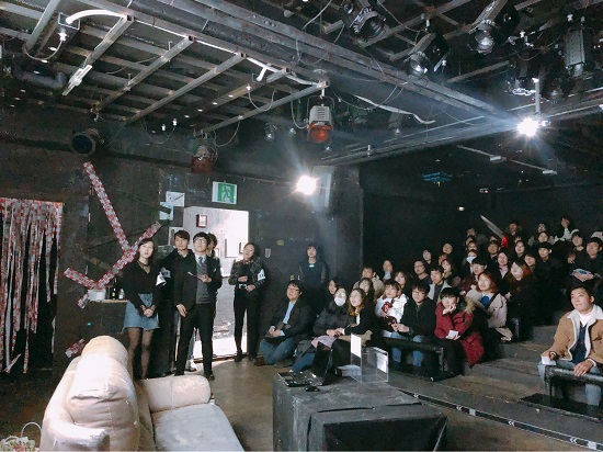 이케이맨파워 위메프 고객센터 관계자들이 18일 삼형제극장에서 연극 죽여주는 이야기를 관람하고 있다. ⓒ 이케이맨파워