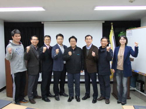 지난해 HR서비스매니저 양성교육 수료 후 수료생들과 남창우 협회 사무총장이 기념촬영을 하고 있다. ⓒ 한국HR서비스산업협회
