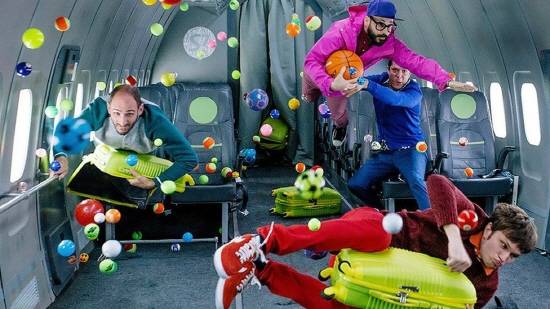 무중력 상태에서 촬영한 OK GO의 'Upside Down & Inside Out' 뮤직비디오 장면. ⓒ 구글 이미지 캡처