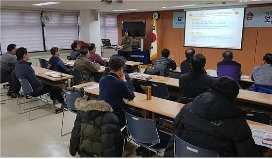 취업워크숍에 참석한 제대군인들이 센터 전문상담사로부터 성공적인 개별면접 방법에 대한 설명을 듣고 있다. ⓒ 서울제대군인지원센터
