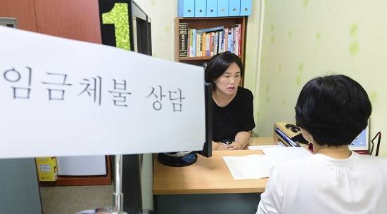 지난해 서울 종로구청 내 마련된 청년 아르바이트 임금체불 신고센터에서 한 학생이 상담을 받고 있다. ⓒ 뉴스1