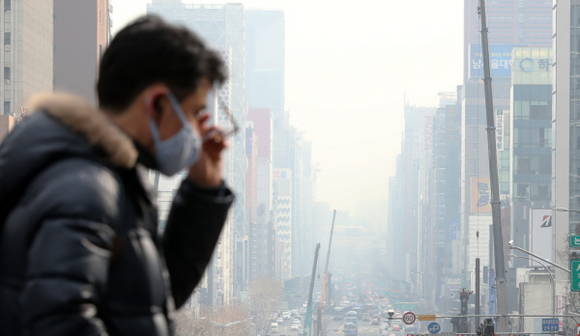 지난 2월9일 살짝 추위가 누그러졌어요. 그러자 전국의 일부 지역에서 초미세먼지 농도가 '나쁨'이었어요. 9일 오후 서울 강남대로 모습이예요. 자동차 등에서 나온 오염물질들이 멀리 퍼지지 않고 모여 있어서, 농도가 높아졌대요. ⓒ 뉴스1