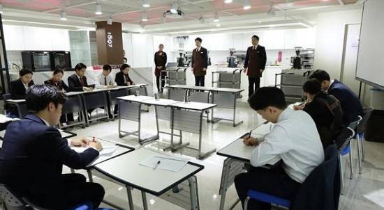 숭실호스피탈리티 직업전문학교 학생들이 바리스타 국제공인 자격증 시험을 준비하고 있다. ⓒ 숭실호스피탈리티 직업전문학교