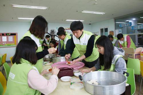 봉사활동에 참여한 유한양행 임직원들이 설 명절을 앞두고 만두를 빚고 있다. ⓒ 유한양행