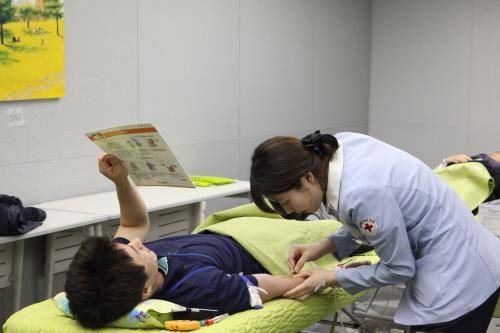 GC녹십자 임직원이 경기도 용인의 GC녹십자 본사에서 열린 '사랑의 헌혈' 행사에 참여하고 있다. ⓒ GC녹십자