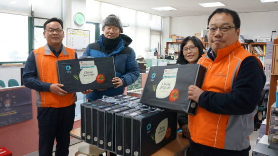 남양주시공무원노조 관계자들이 설 명절 소외계층을 위한 선물을 전달하고 있다. ⓒ 남양주시