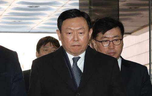 신동빈 롯데그룹 회장이 13일 오후 서울 서초구 서울중앙지방법원 1심 선고 공판에 출석하고 있다. ⓒ 뉴스1
