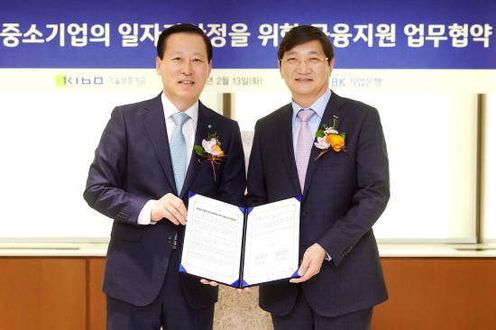 김도진 기업은행장(왼쪽)과 김규옥 기술보증기금 이사장이 을지로 소재 기업은행 본점에서 협약식을 마친 후 기념촬영을 하고 있다. ⓒ IBK기업은행