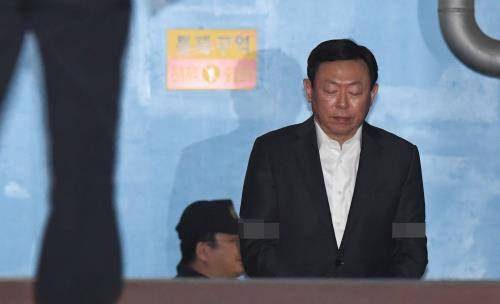 신동빈 롯데그룹 회장의 법정구속으로 롯데가 비상경영체제에 들어가면서 해외 신사업과 정규직 전환 계획에 차질을 빚을 것이라는 전망이 나온다. ⓒ 뉴스1